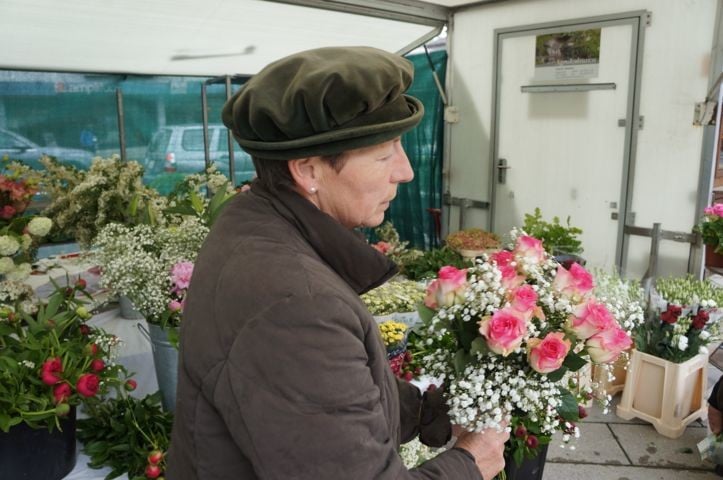Rita Buholzer mit einem Strauss Rosen. Schnittblumen hat sie auf ihrem Hof Tausende.